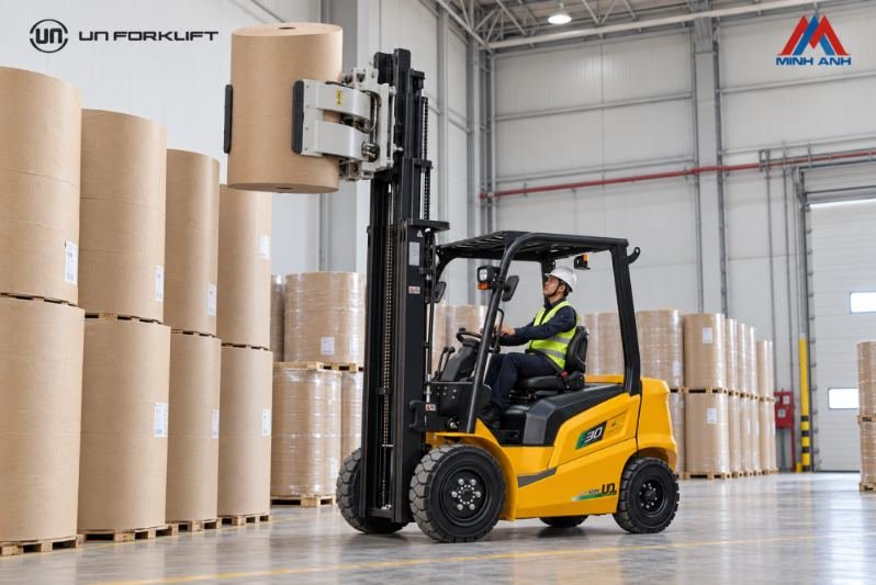 Xe nâng UN với bộ kẹp cuộn giấy